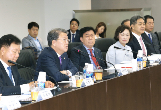 임환수(왼쪽 두번째) 국세청장이 14일 서울 여의도 중소기업중앙회에서 열린 '국세행정 운영 방향 및 중소기업 세정지원 관련 중소기업인 간담회'에 참석해 발언을 하고 있다. 왼쪽부터 서대원 국세청 법인납세국 국장,임 청장, 박성택 중소기업중앙회장,  한무경 한국여성경제인협회장,  이규대 이노비즈협회장, 박용주 메인비즈협회장, 조동민 한국프랜차이즈산업협회장.(제공=중소기업중앙회)